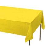 Fata de masa galbena din hartie, la rola